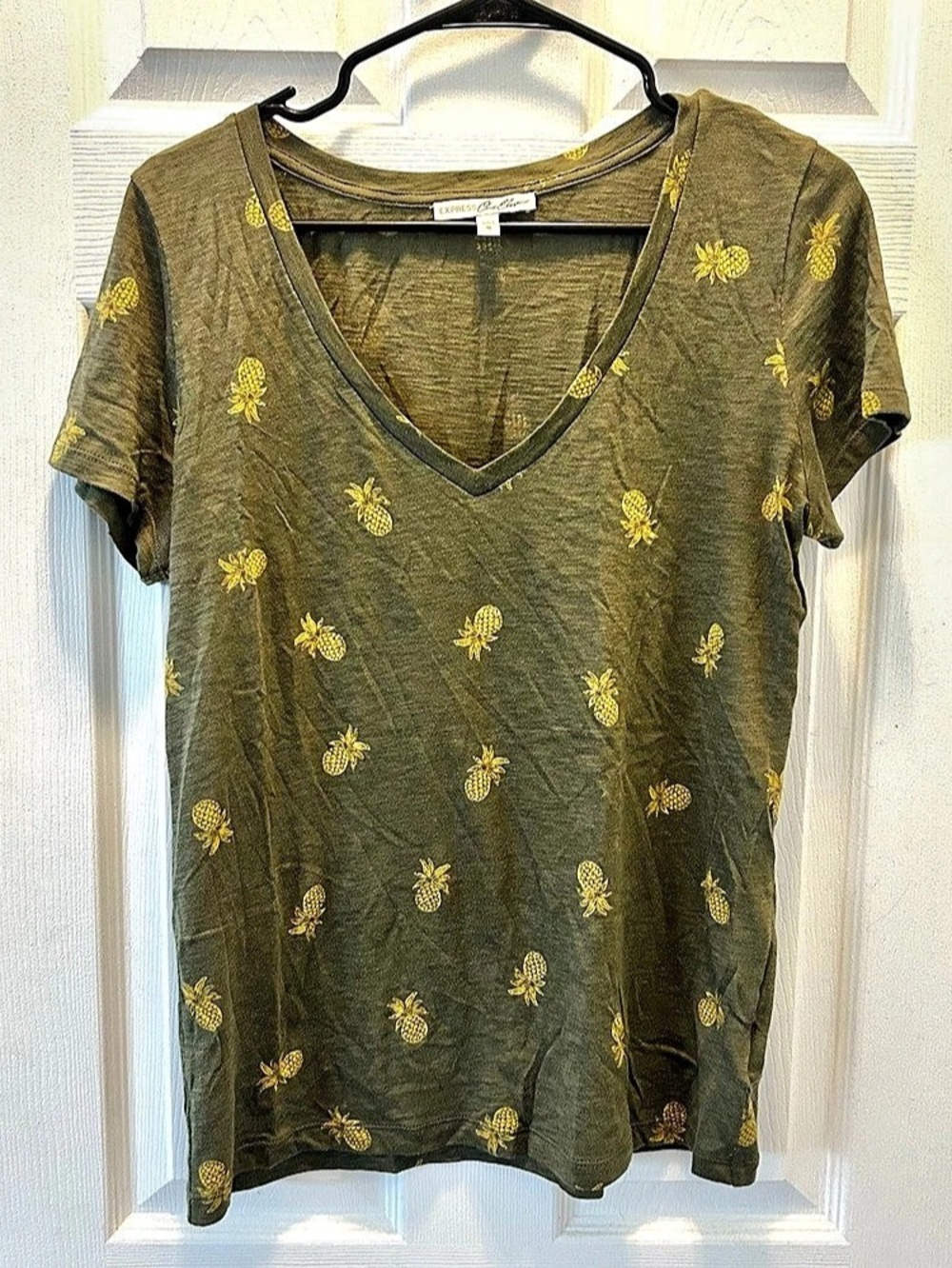 Express One Eleven T-Shirt Women’s M Green Pineapple V-Neck Short Sleeve